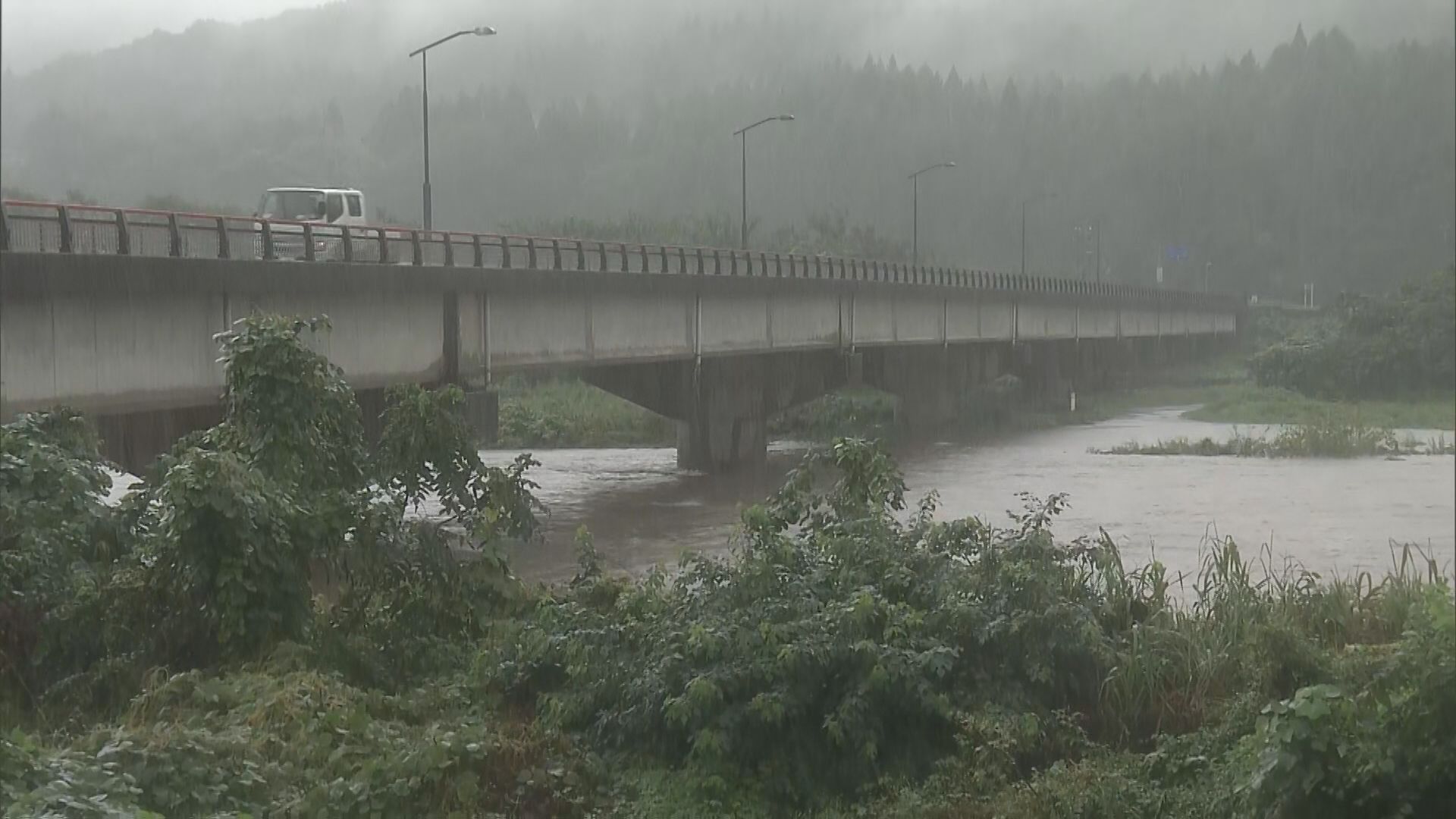 【大雨警戒】土砂災害警戒情報続く　村上市では1900人余りに避難指示も【新潟　22日午前7時半】